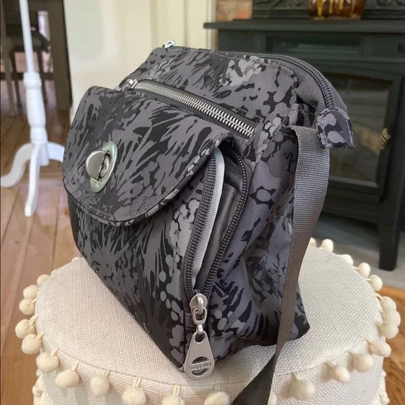 Baggalina Calais Crossbody bag with interior wallet, many pockets, adjustable st - Picture 3 of 8